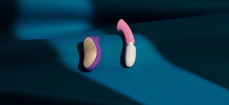 Combinación de un succionador de clítoris y un vibrador para el Punto G sobre fondo azul