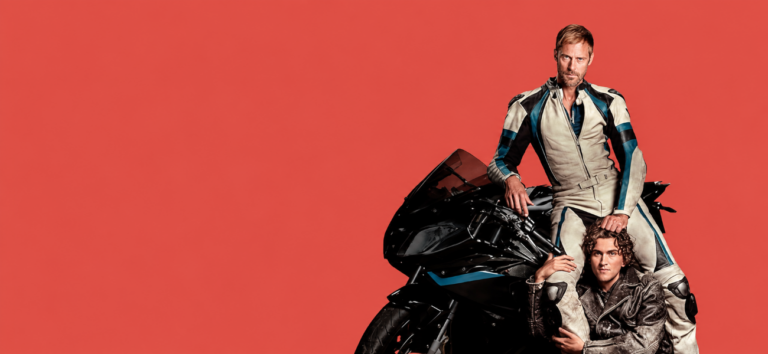 Póster de Pillion (2025) con Alexander Skarsgård y Harry Melling junto a una motocicleta