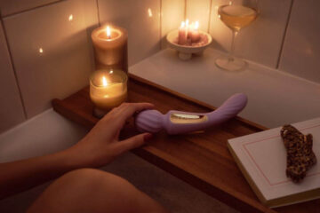 Vibrador sumergible utilizado en una bañera junto a velas para ilustrar el uso de juguetes resistentes al agua