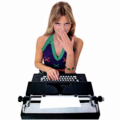 Shere Hite posando junto a una máquina de escribir Olivetti durante una campaña publicitaria de los años setenta