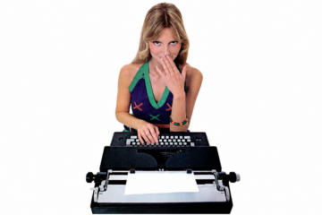 Shere Hite posando junto a una máquina de escribir Olivetti durante una campaña publicitaria de los años setenta