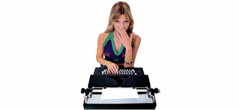 Shere Hite posando junto a una máquina de escribir Olivetti durante una campaña publicitaria de los años setenta