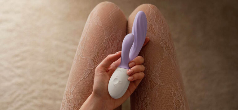 Mujer sosteniendo el vibrador rabbit LELO INA Twist en color lavanda entre las piernas antes de su uso