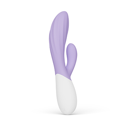 Vista trasera del vibrador rabbit LELO INA Twist en color lavanda con eje texturizado y estimulador flexible