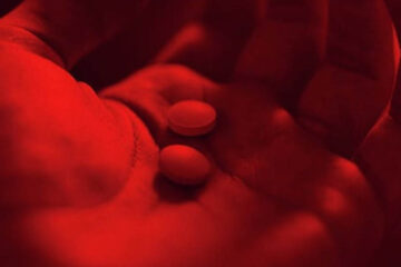 Mano sosteniendo pastillas