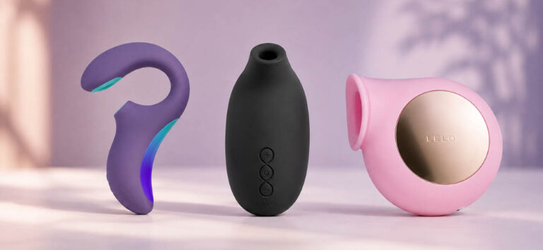 Tres succionadores de clítoris LELO sobre fondo lila: ENIGMA Double Sonic, SONA 3 Cruise y SILA
