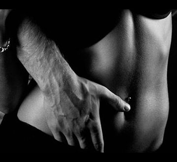 Accarezzare una donna con le dita