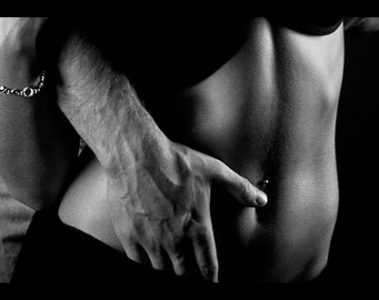 Accarezzare una donna con le dita
