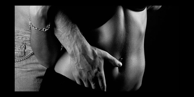 Accarezzare una donna con le dita
